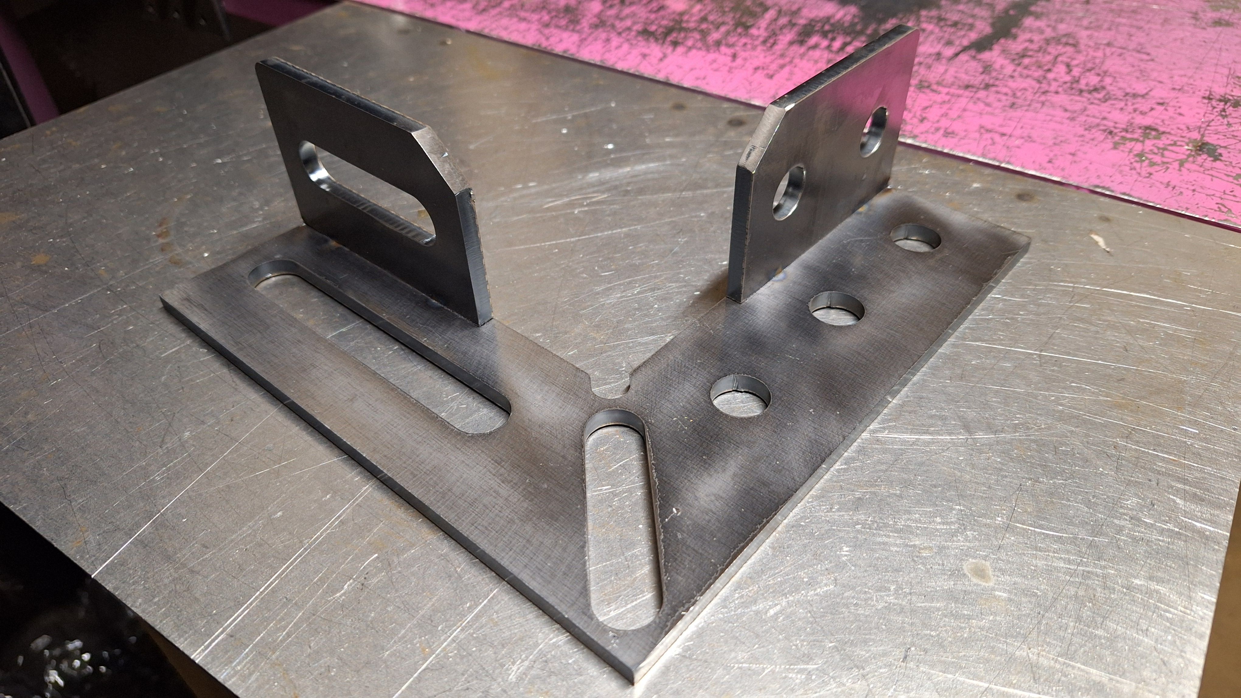 Уголкрепежныйнаружный200*200*8дляоснасткисборочных,монтажных,сварочныхстоловd16